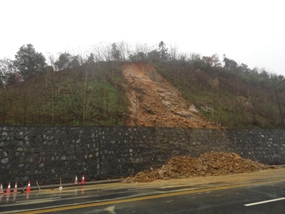 连续降雨天气 留和路出现山体塌陷并可能再度塌陷