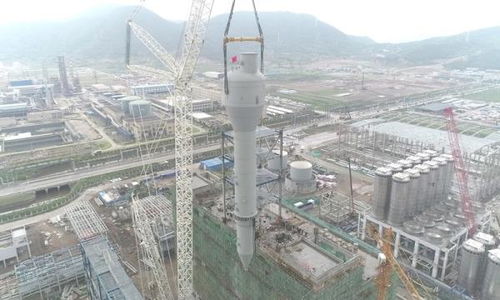 中国化学华工程承建东华能源宁波二期pdh装置 pp装置及罐区项目第一台产品脱气仓起吊